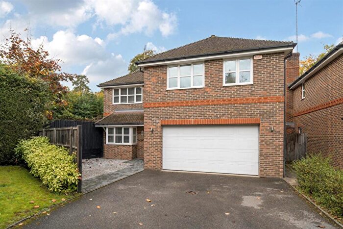 5 Bedroom Detached House For Sale In Dundaff Close, Camberley, Surrey, GU15