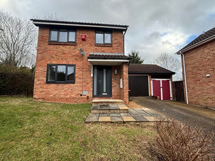 3 Bedroom House To Rent In Develin Close, Neath Hill, Milton Keynes, MK14