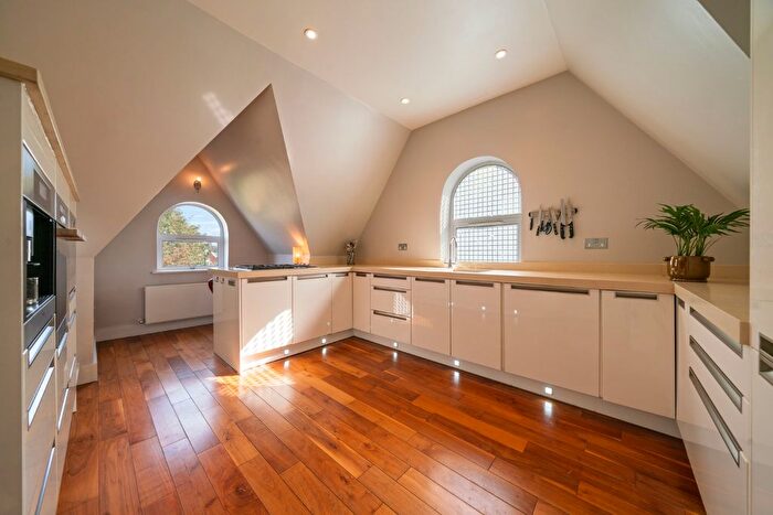 2 Bedroom Flat For Sale In Willesden Lane, Brondesbury, London, NW6
