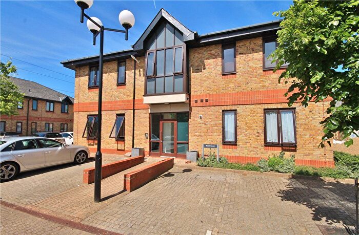 2 Bedroom Flat To Rent In Hanworth Lane, Chertsey, Surrey, KT16