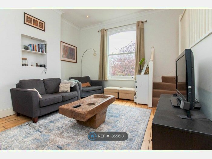 2 Bedroom Flat To Rent In Winslade Road, London, SW2