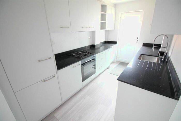 5 Bedroom End Of Terrace House To Rent In Windmill Road, Slough SL1