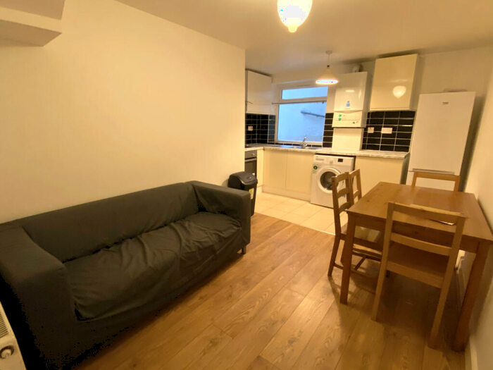 3 Bedroom Apartment To Rent In Amersham Road, New Cross, London, SE14