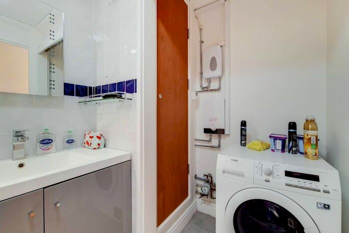 2 Bedroom Flat To Rent In Beulah Hill, Upper Norwood, London, SE19