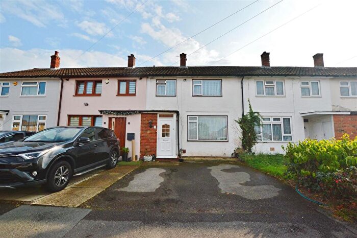 2 Bedroom Terraced House For Sale In Gascons Grove, Slough, SL2