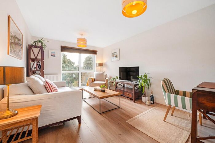 2 Bedroom Flat For Sale In Limerick Close, SW12