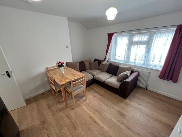 2 Bedroom Flat To Rent In South Avenue, Southall, UB1