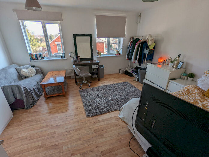 3 Bedroom Flat To Rent In Grange Avenue, Reading, Berkshire, RG6