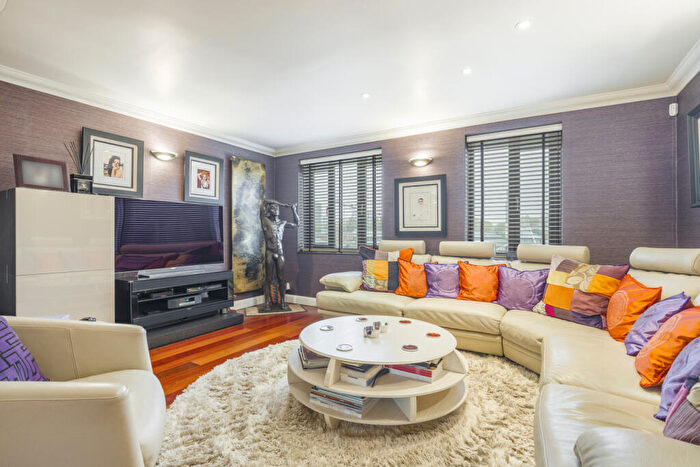 2 Bedroom Flat For Sale In Discovery Walk, Wapping, E1W