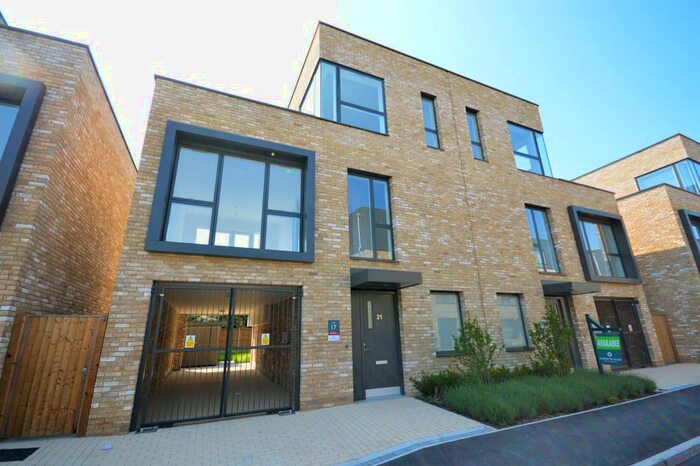 4 Bedroom House To Rent In Windmill Drive, Trumpington, CB2