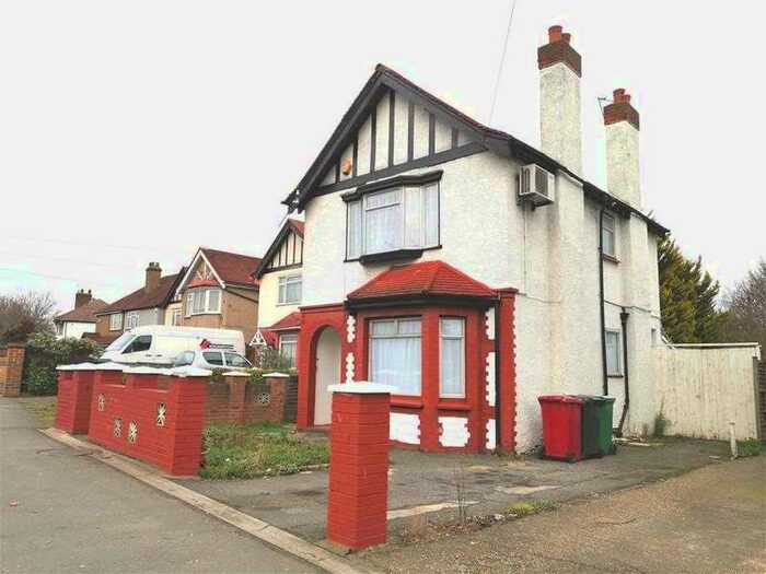 3 Bedroom Detached House To Rent In Farnham Road, Slough, SL2