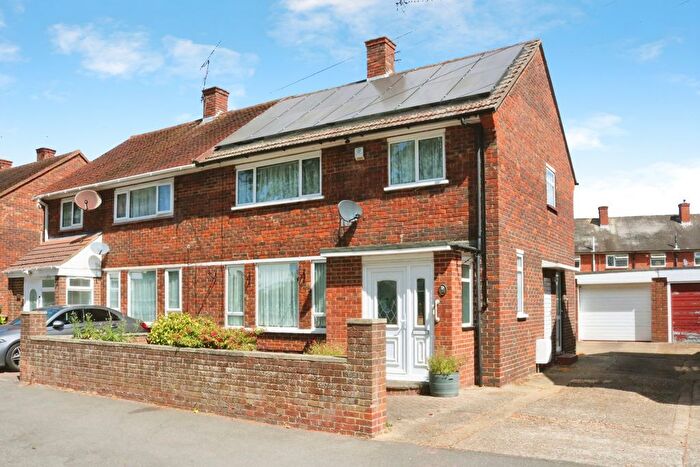 3 Bedroom Semi Detached House For Sale In Reddington Drive, Langley, SL3
