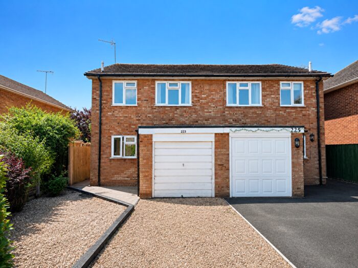 3 Bedroom Semi Detached House For Sale In Weybourne Road, Aldershot, GU11