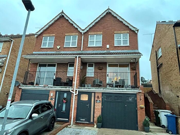 3 Bedroom Town House For Sale In Doveside Drive, Darfield, Barnsley, S73