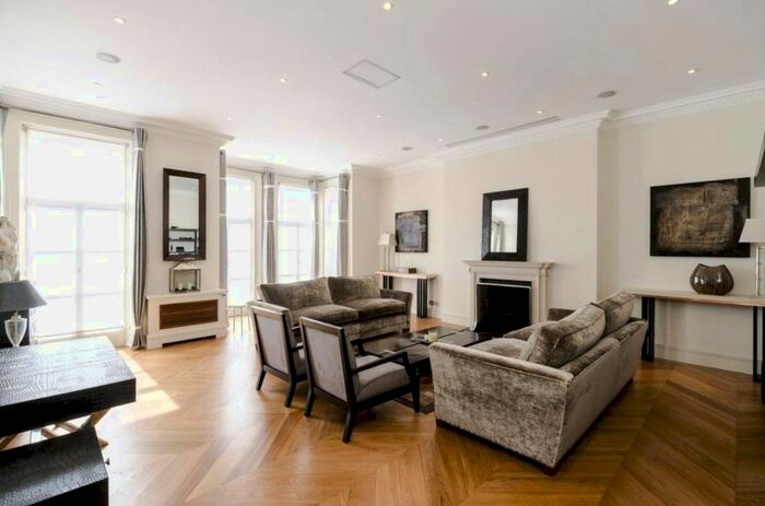 3 Bedroom Flat To Rent In Green Street, Mayfair, W1K