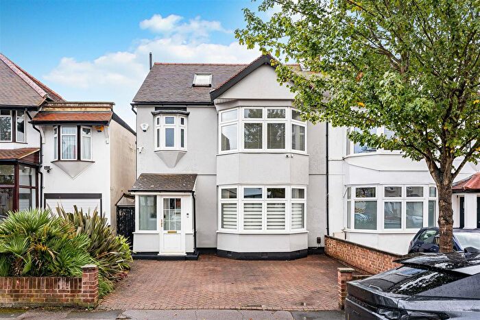 4 Bedroom Property For Sale In Greenheys Drive, London, E18