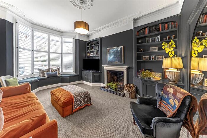 2 Bedroom Maisonette For Sale In Sugden Road, SW11