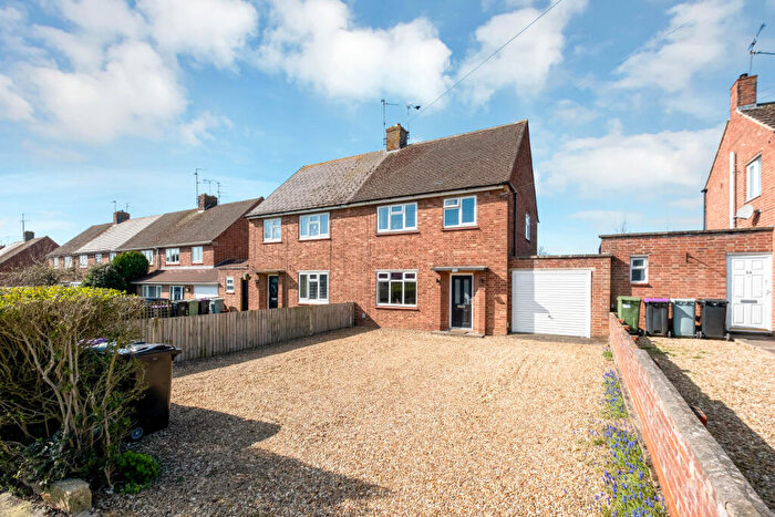 3 Bedroom Semi Detached House For Sale In Kesteven Road, Stamford, PE9