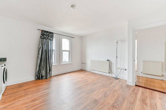 3 Bedroom Flat To Rent In Cargreen Road, South Norwood, London, SE25
