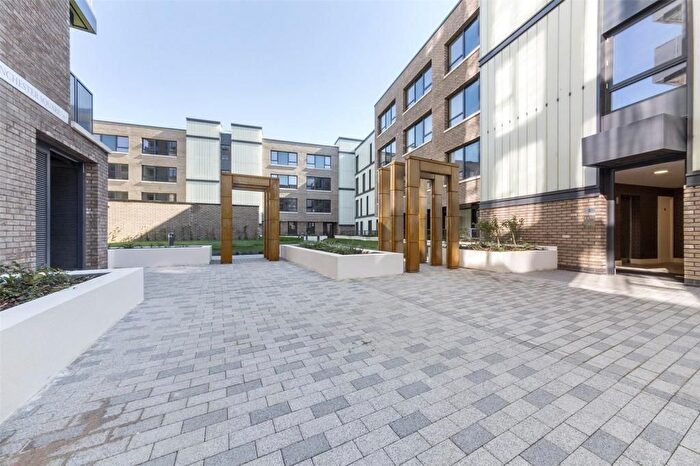 3 Bedroom Flat To Rent In Plough Way, London, SE16