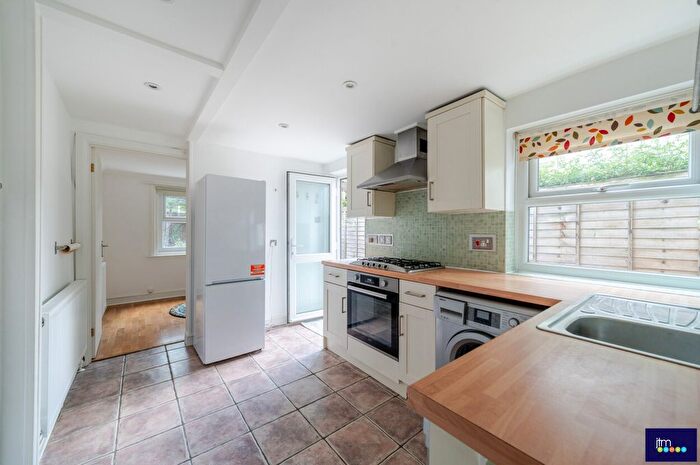 2 Bedroom Flat To Rent In Davenant Road, N19
