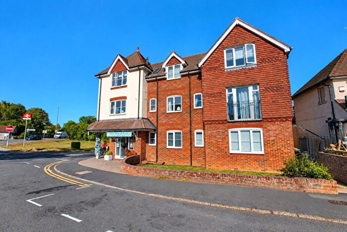 2 Bedroom Flat To Rent In Kings Road, Shalford, Guildford, Surrey, GU4