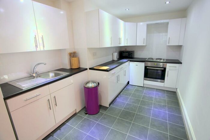 3 Bedroom Flat To Rent In Falkner Square, L8