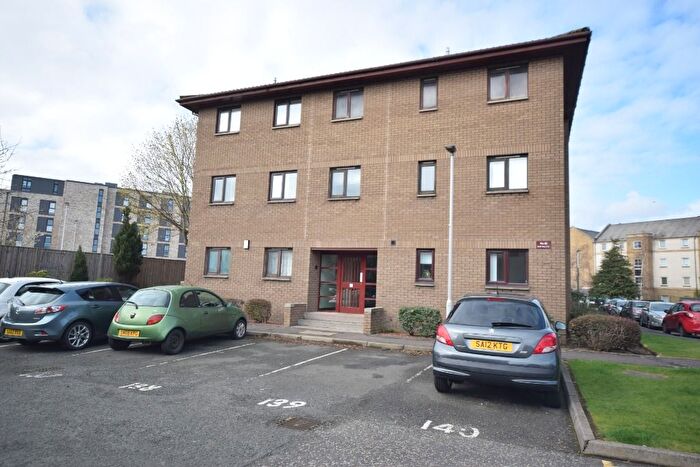 3 Bedroom Flat To Rent In Allanfield, Edinburgh, EH7
