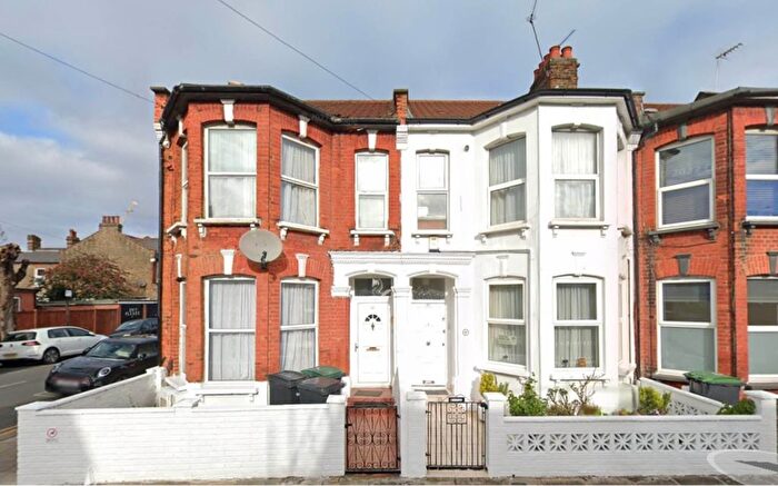 2 Bedroom Flat To Rent In Carlingford Road, Turnpike Lane, N15