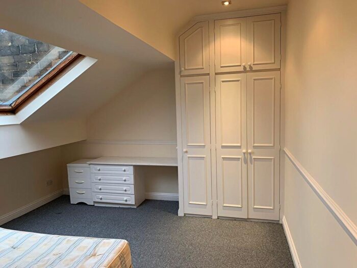 1 Bedroom Flat To Rent In Balmoral Place, Halifax, HX1