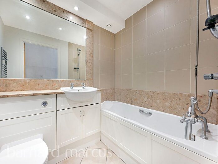 2 Bedroom Flat For Sale In High Street, Brentford, TW8
