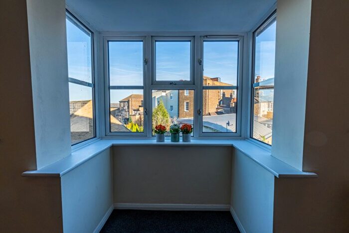 1 Bedroom Flat To Rent In Darwin Court, Gravel Walk, Rochester, Kent, ME1