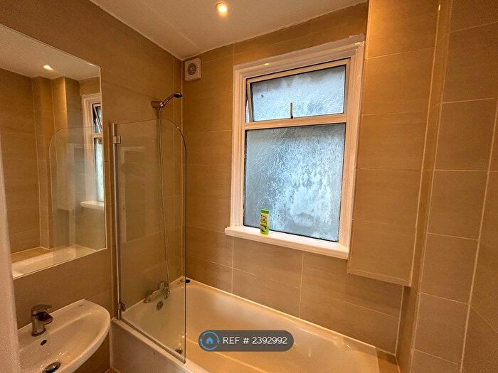 2 Bedroom Flat To Rent In Commerce House, London, SW9