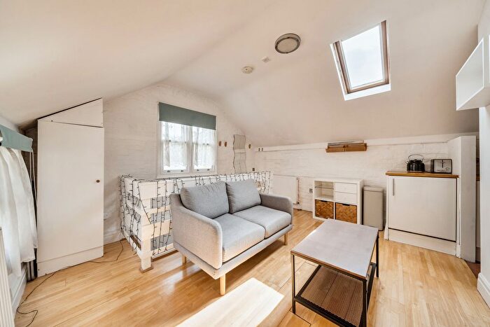 1 Bedroom Maisonette For Sale In Uxbridge Road, London, W13
