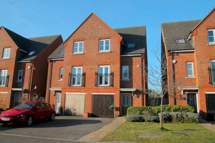 3 Bedroom Town House To Rent In Bedroom Semi Detached Town House In Kenley, CR8