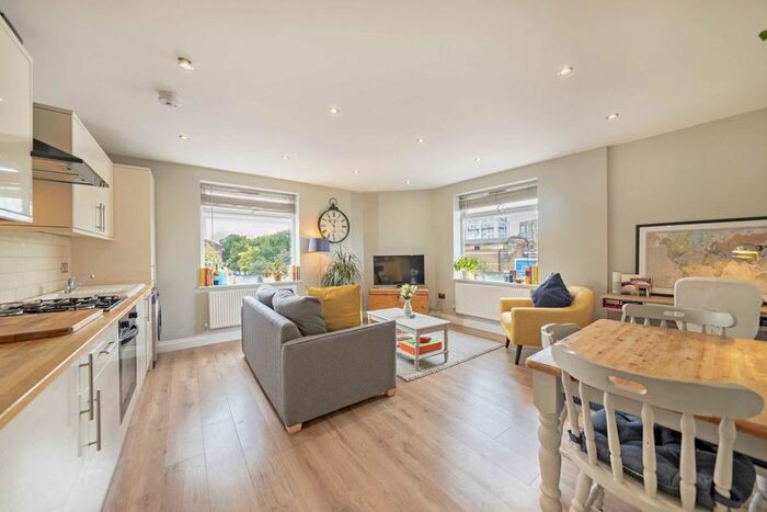 2 Bedroom Flat To Rent In Hamilton Road, London SW19