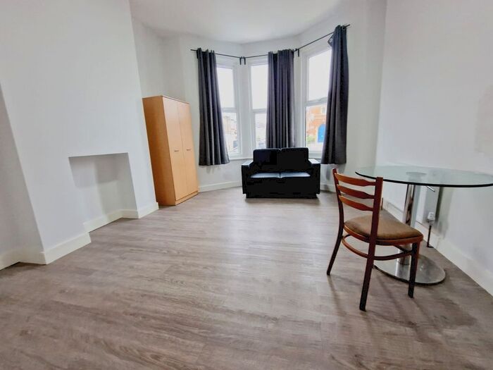 2 Bedroom Flat To Rent In Green Lanes, Harringay, N8
