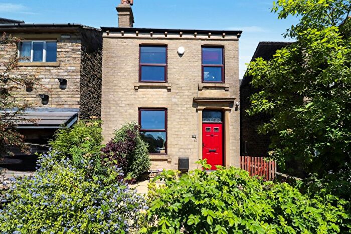 3 Bedroom Detached House For Sale In New Hey Road, Huddersfield, HD3