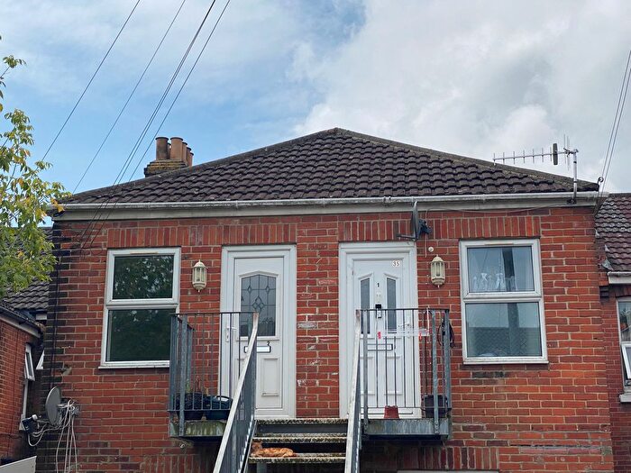 2 Bedroom Flat To Rent In Queens Road, Shirley, Southampton, Hampshire, SO15