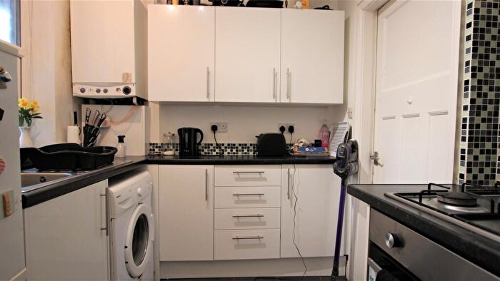 2 Bedroom Flat To Rent In Balmoral Terrace, Heaton, Newcastle Upon Tyne, NE6
