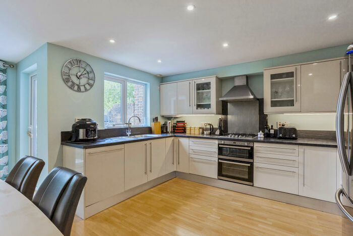 3 Bedroom Maisonette To Rent In Dale Close, Oxford, OX1