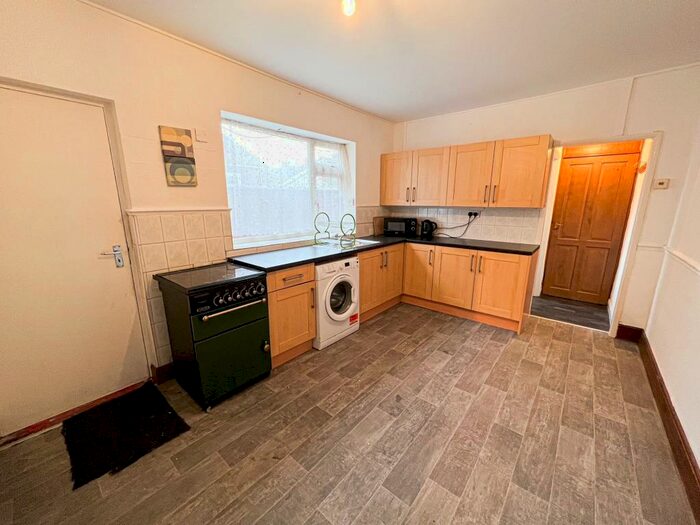 2 Bedroom Ground Flat To Rent In Frodingham Road, Scunthorpe, DN15