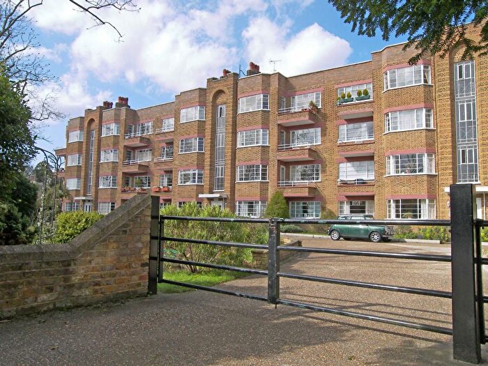 2 Bedroom Flat To Rent In Park Road, Hampton Wick, KT1