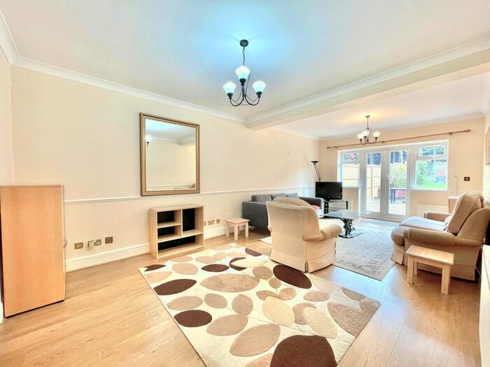 3 Bedroom Semi-Detached House To Rent In Cissbury Ring North, London, N12