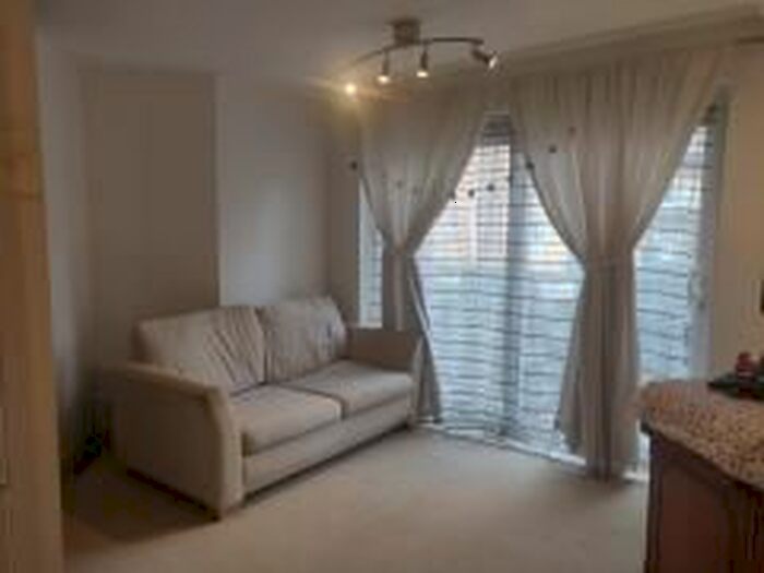 1 Bedroom Flat To Rent In Berberies House, Felhtam, TW13
