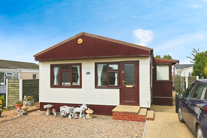 2 Bedroom Park Home For Sale In Redlands Park, Lighthorne, Warwick, CV35