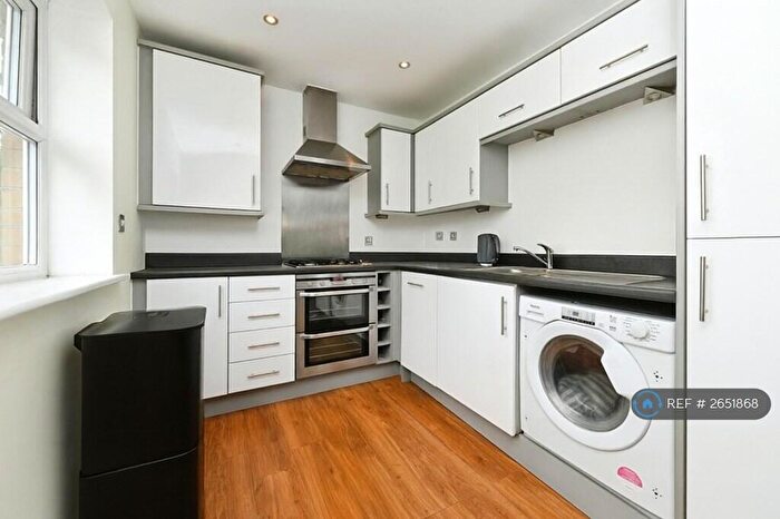 2 Bedroom Flat To Rent In St. Helens Mews, Brentwood, CM14