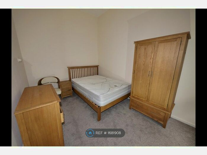 2 Bedroom Flat To Rent In North Hill Road, Leeds, LS6