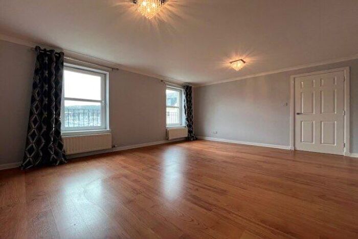 2 Bedroom Flat To Rent In Harbour Square, Greenock, PA16