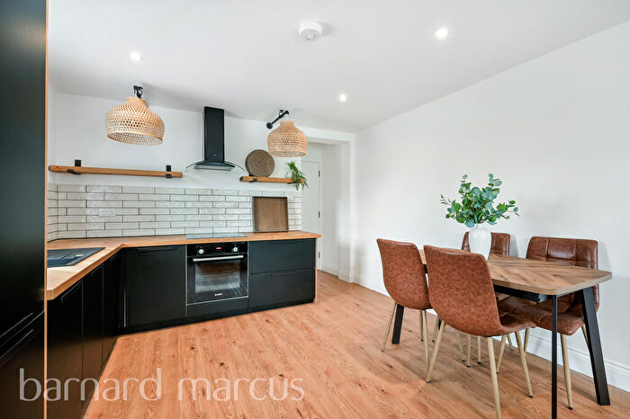 2 Bedroom Apartment To Rent In Friern Park, London, N12